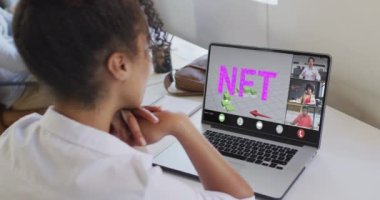 Çift ırklı bir kadının laptopta çeşitli iş arkadaşlarıyla görüntülü konuşma yaptığı bir video. iş, işbirliği, dijital kaynaklar ve dijital olarak üretilen teknoloji konseptiyle ofiste çalışmak.