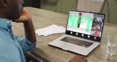 Afro-Amerikan bir adamın laptopta çeşitli iş arkadaşlarıyla görüntülü konuşma yaptığı bir video. iş, işbirliği, dijital kaynaklar ve dijital olarak üretilen teknoloji konseptiyle ofiste çalışmak.
