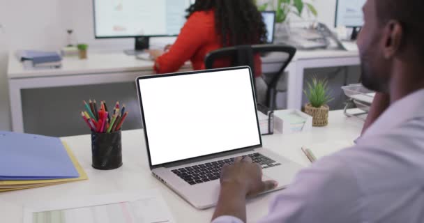 Video Del Hombre Afroamericano Trabajando Portátil Con Espacio Copia Pantalla — Vídeo de stock