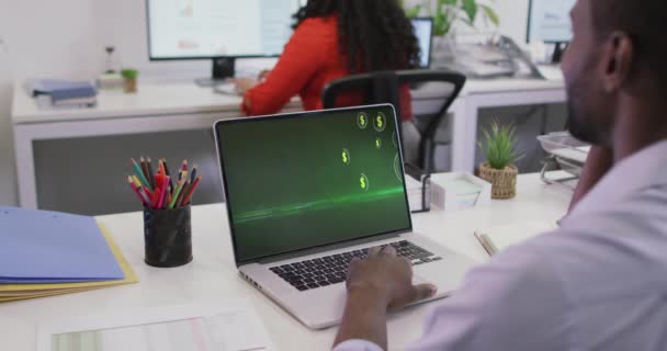 Video Van Afro Amerikaanse Man Die Werkt Laptop Met Dollars — Stockvideo
