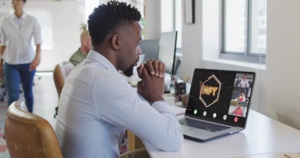 Nagranie Afrykańskiego Amerykanina Który Rozmowę Wideo Laptopie Różnymi Współpracownikami Biznes — Wideo stockowe