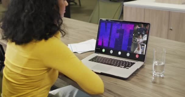 Video African American Wanita Memiliki Panggilan Video Nft Pada Laptop — Stok Video