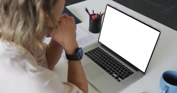 Video Una Mujer Caucásica Usando Portátil Con Espacio Copia Pantalla — Vídeo de stock