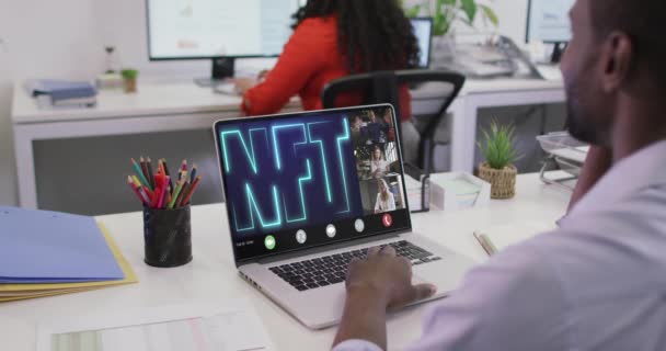 Vídeo Homem Americano Africano Tendo Videochamada Nft Laptop Com Diversos — Vídeo de Stock