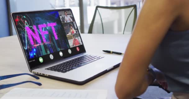 Nagranie Birasowej Kobiety Dzwoniącej Wideo Laptopie Różnymi Współpracownikami Biznes Współpraca — Wideo stockowe