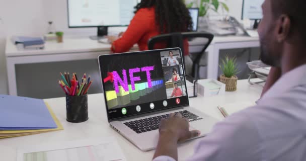 Video Uomo Afroamericano Che Videochiamate Nft Laptop Con Colleghi Business — Video Stock