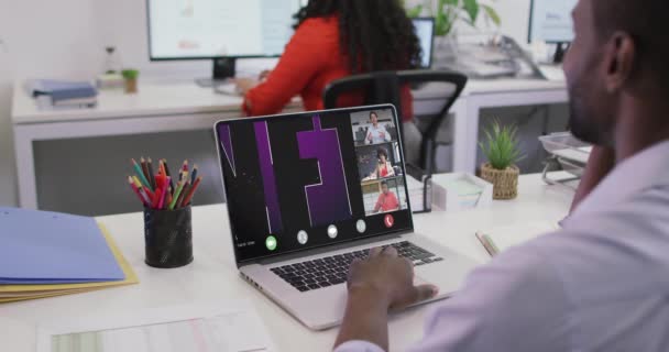 Vídeo Homem Americano Africano Tendo Videochamada Nft Laptop Com Colegas — Vídeo de Stock