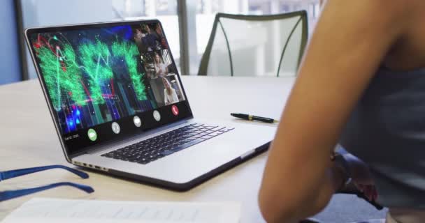 Nagranie Birasowej Kobiety Dzwoniącej Wideo Laptopie Różnymi Współpracownikami Biznes Współpraca — Wideo stockowe