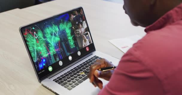 Vídeo Homem Americano Africano Tendo Videochamada Nft Laptop Com Diversos — Vídeo de Stock