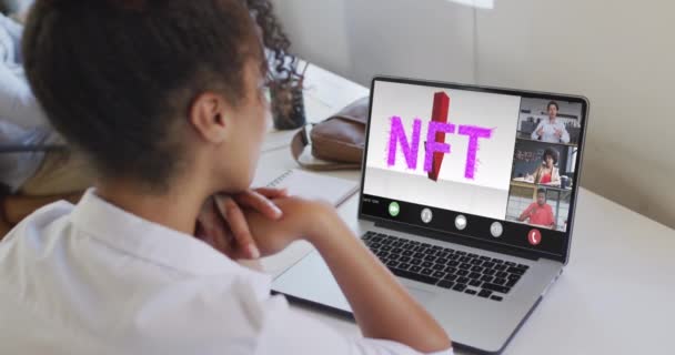 Video Biracial Ženy Která Nft Video Hovor Notebooku Různými Spolupracovníky — Stock video