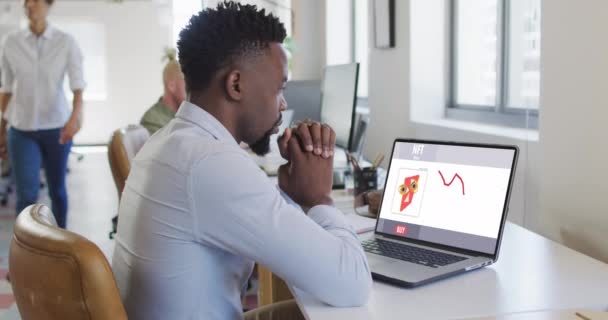Nagranie Afrykańskiego Amerykanina Pracującego Laptopie Ntt Ekranie Biznes Zasoby Cyfrowe — Wideo stockowe