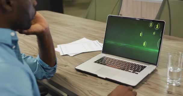 Video Afrika Amerika Pria Bekerja Pada Laptop Dengan Crypto Dolar — Stok Video