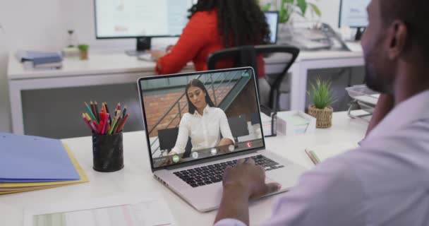 Video Uomo Afro Americano Che Videochiamate Portatile Con Una Collega — Video Stock