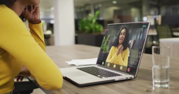 Video Una Mujer Afroamericana Recibiendo Videollamada Portátil Con Una Compañera — Vídeo de stock