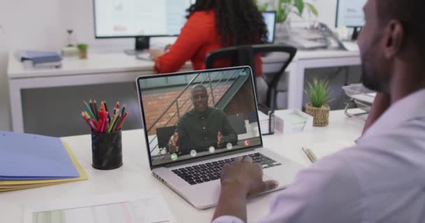Video Hombre Afroamericano Que Tiene Videollamada Portátil Con Compañero Trabajo — Vídeo de stock