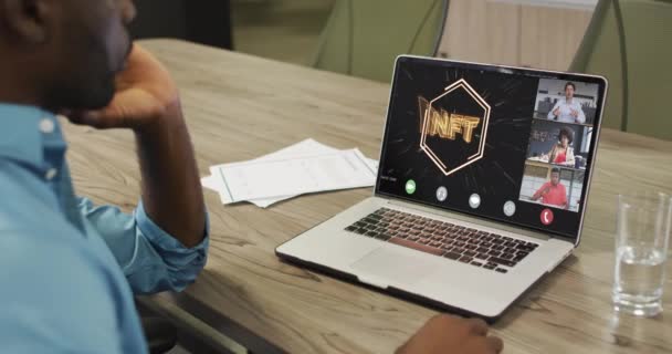 Nagranie Afrykańskiego Amerykanina Który Rozmowę Wideo Laptopie Różnymi Współpracownikami Biznes — Wideo stockowe