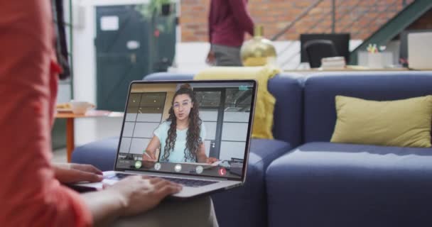 白人女性の同僚とノートパソコンでビデオ通話をしている出産女性のビデオ ビジネス オフィスでの作業技術コンセプトデジタルで生成されたビデオ — ストック動画
