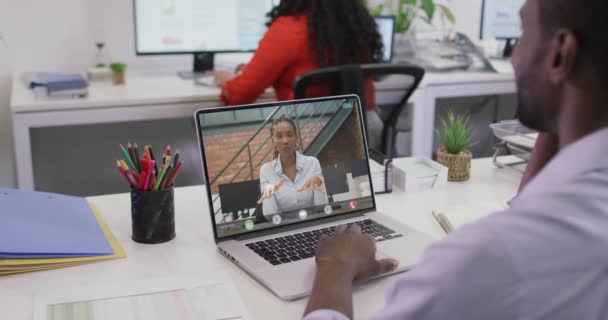 Video Uomo Afro Americano Che Videochiamate Portatile Con Una Collega — Video Stock