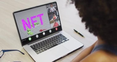 Afrikalı Amerikalı iş kadını çeşitli iş arkadaşlarıyla görüntülü konuşma için dizüstü bilgisayar kullanıyor. ticari iletişim teknolojisi ve dijital kompozit video.