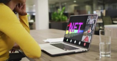 Afrikalı Amerikalı iş kadını çeşitli iş arkadaşlarıyla görüntülü konuşma için dizüstü bilgisayar kullanıyor. ticari iletişim teknolojisi ve dijital kompozit video.