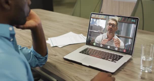 Afro Amerikaanse Zakenman Die Laptop Gebruikt Voor Videogesprekken Met Een — Stockvideo