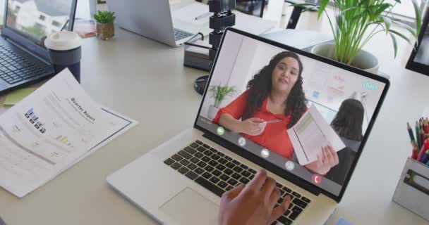Empresaria Afroamericana Usando Laptop Para Videollamada Con Colega Negocios Birraciales — Vídeo de stock