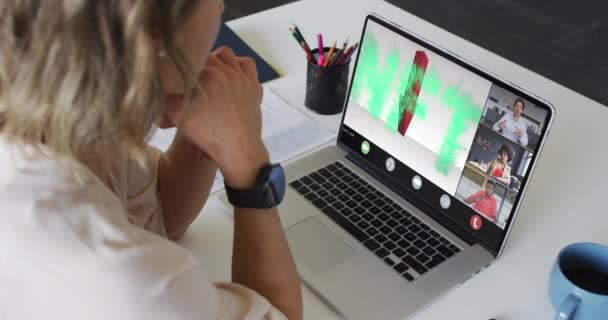 Kafkasyalı Kadını Çeşitli Arkadaşlarıyla Görüntülü Görüşme Için Dizüstü Bilgisayar Kullanıyor — Stok video