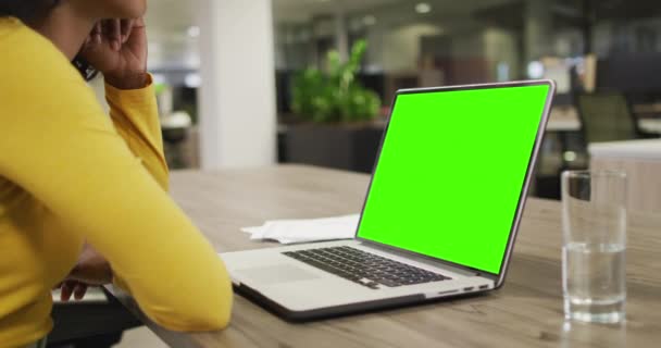 Femeie Afaceri Biracial Folosind Laptop Pentru Apel Video Spațiu Copiere — Videoclip de stoc