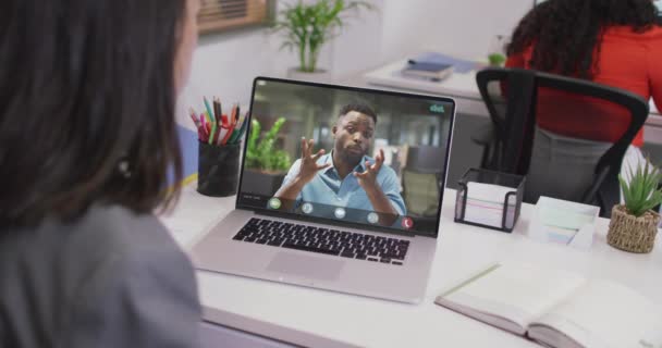Empresaria Birracial Usando Laptop Para Videollamada Con Colega Negocios Afroamericano — Vídeo de stock
