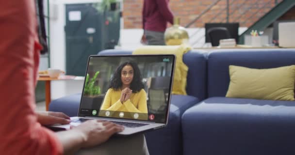 出産のビジネスの同僚とのビデオ通話のためのラップトップを使用して出産の実業家 ビジネスコミュニケーション技術とデジタル複合ビデオ — ストック動画