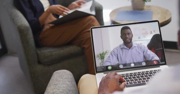 Afrikanisch Amerikanischer Geschäftsmann Mit Laptop Für Videoanrufe Mit Afrikanisch Amerikanischem — Stockvideo