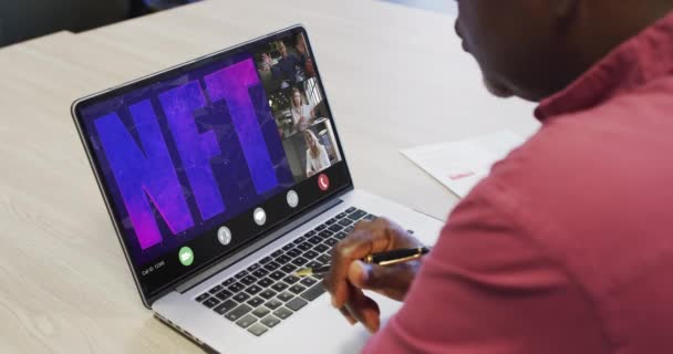 Afrikanischer Geschäftsmann Mit Laptop Für Videotelefonate Mit Diversen Geschäftskollegen Geschäftskommunikationstechnologie — Stockvideo