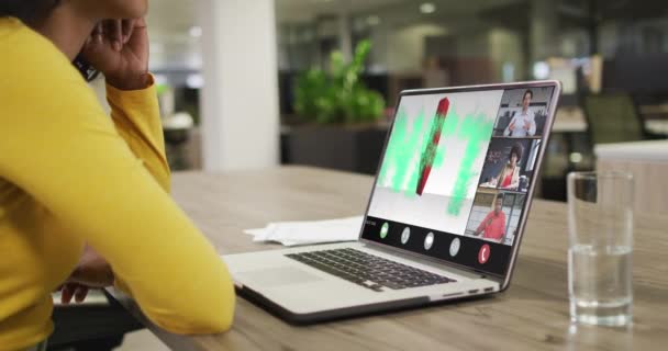 Empresaria Afroamericana Que Usa Laptop Para Videollamadas Con Diversos Colegas — Vídeo de stock