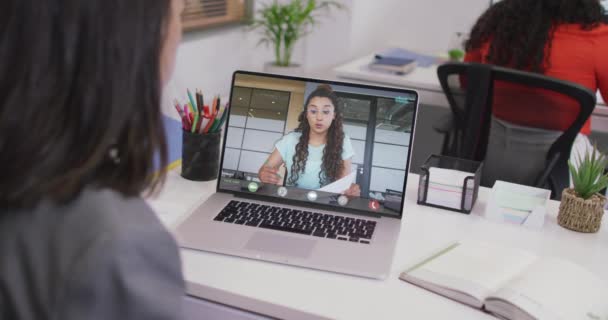 Empresaria Birracial Usando Laptop Para Videollamada Con Colega Negocios Birracial — Vídeo de stock