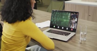 Çift ırklı iş kadını çeşitli iş arkadaşlarıyla görüntülü konuşma için dizüstü bilgisayar kullanıyor. ticari iletişim teknolojisi ve dijital kompozit video.