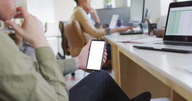 Kafkas iş kadını akıllı telefonu fotokopi alanı ile video görüşmesi için kullanıyor. ticari iletişim teknolojisi ve dijital kompozit video.