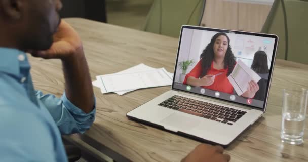 アフリカ系アメリカ人のビジネスマンは ビデオ通話のためにラップトップを使用しています ビジネスコミュニケーション技術とデジタル複合ビデオ — ストック動画