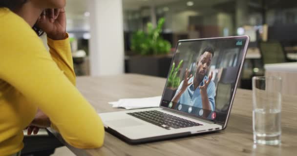 アフリカ系アメリカ人ビジネスの同僚とのビデオ通話のためにラップトップを使用して出生ビジネス女性 ビジネスコミュニケーション技術とデジタル複合ビデオ — ストック動画