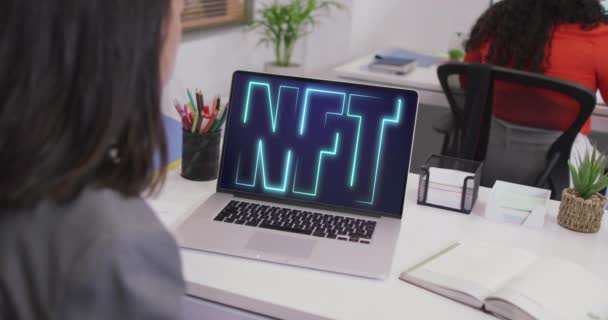 Biracial Businesswoman Using Laptop Video Call Nft Text Technologie Obchodní — Stock video