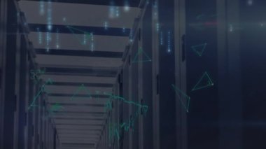 Üçgenler ve bilgisayar sunucuları üzerinden veri işleme animasyonu. küresel veri işleme, hesaplama ve internet bağlantıları konsepti dijital olarak oluşturulmuş video.