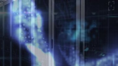 Bilgisayar sunucuları üzerinden veri işleme animasyonu. küresel veri işleme, hesaplama ve internet bağlantıları konsepti dijital olarak oluşturulmuş video.