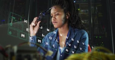 Sunucu odasında dizüstü bilgisayarda çalışan melez kadının harflerinin değişmesi. ağ, programlama, bilgisayarlar ve teknoloji konsepti dijital olarak oluşturulmuş video.