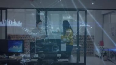 Ofisteki maske takan çeşitli iş adamlarıyla olan bağlantıların animasyonu. covid 19 salgın, iş ve teknoloji konsepti dijital olarak oluşturulmuş video.