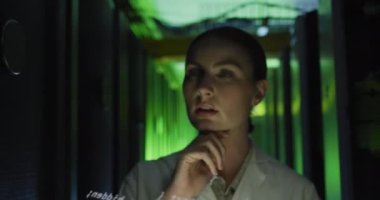 Beyaz kadının sunucuları kontrol etmesi üzerine veri işleme animasyonu. ağ, programlama, bilgisayarlar ve teknoloji konsepti dijital olarak oluşturulmuş video.