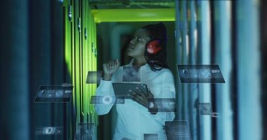 Sunucu odasında çalışan Afrikalı Amerikalı kadının ekranlarındaki veri işleme animasyonu. ağ, programlama, bilgisayarlar ve teknoloji konsepti dijital olarak oluşturulmuş video.