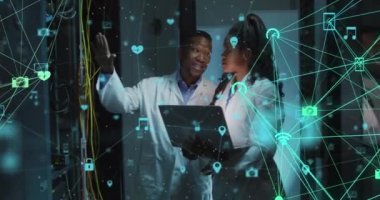 Sunucu odasında çalışan Afro-Amerikan erkek ve kadın ikonlarıyla bağlantıların animasyonu. ağ, programlama, bilgisayarlar ve teknoloji konsepti dijital olarak oluşturulmuş video.