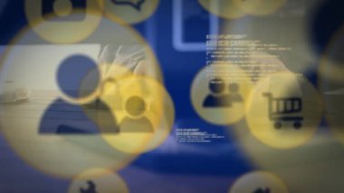 Bilgisayar kullanan beyaz adamın medya simgelerinin animasyonu. Sosyal medya ve dijital arayüz kavramı dijital olarak oluşturulmuş video.