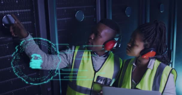Анимация Цифрового Замка Над Африканскими Мужчинами Женщинами Работающими Серверной Комнате — стоковое видео