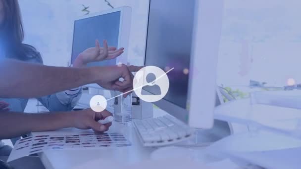 Animacja Sieci Kontaktów Nad Białą Kobietą Mężczyzną Pracującym Laptopie Biurze — Wideo stockowe