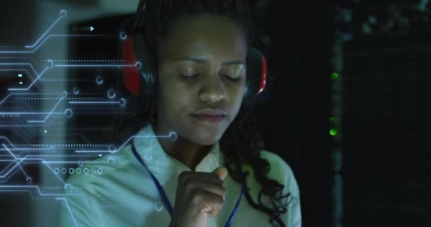Animación Circuito Integrado Sobre Mujer Afroamericana Trabajando Laptop Sala Servidores — Vídeo de stock